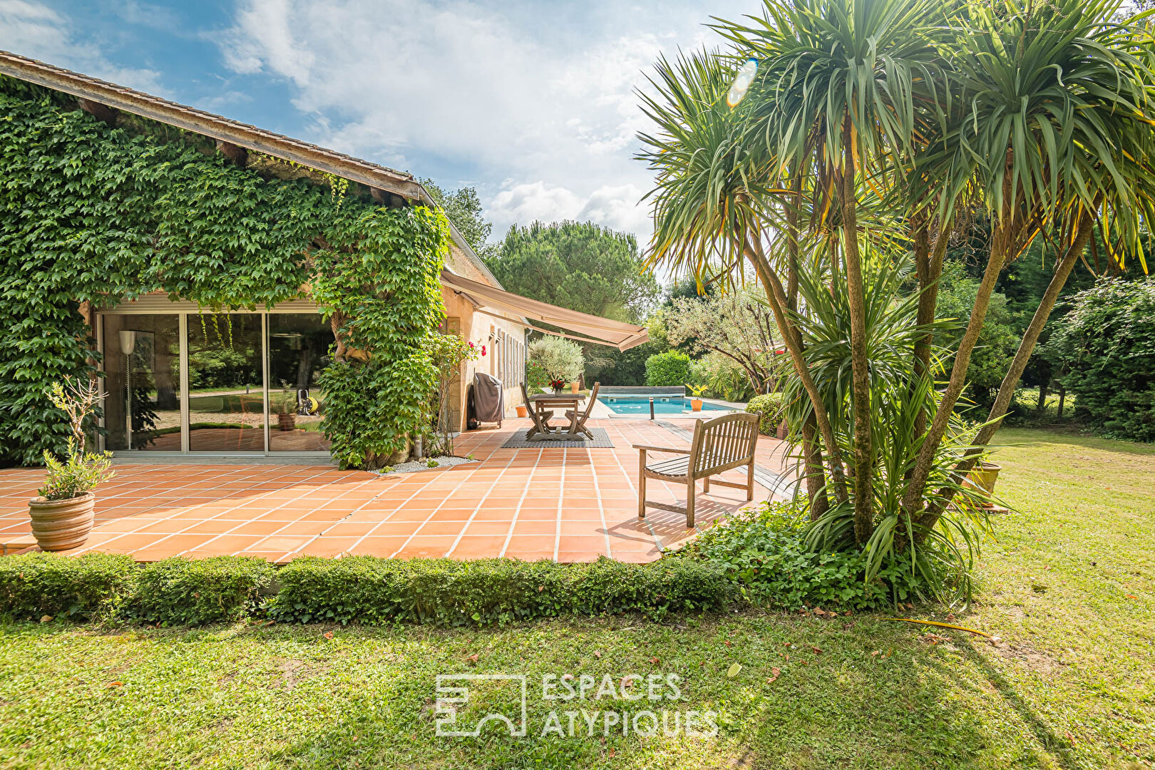 Ancien chai réhabilité en bord de Dordogne