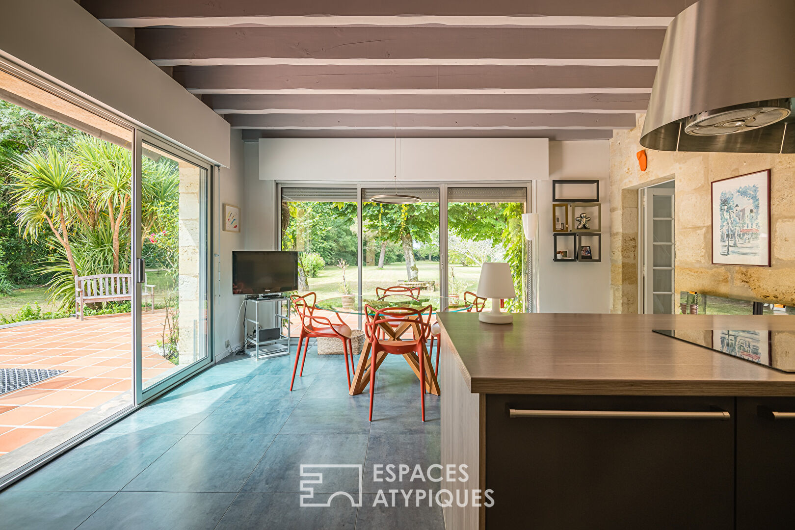 Ancien chai réhabilité en bord de Dordogne