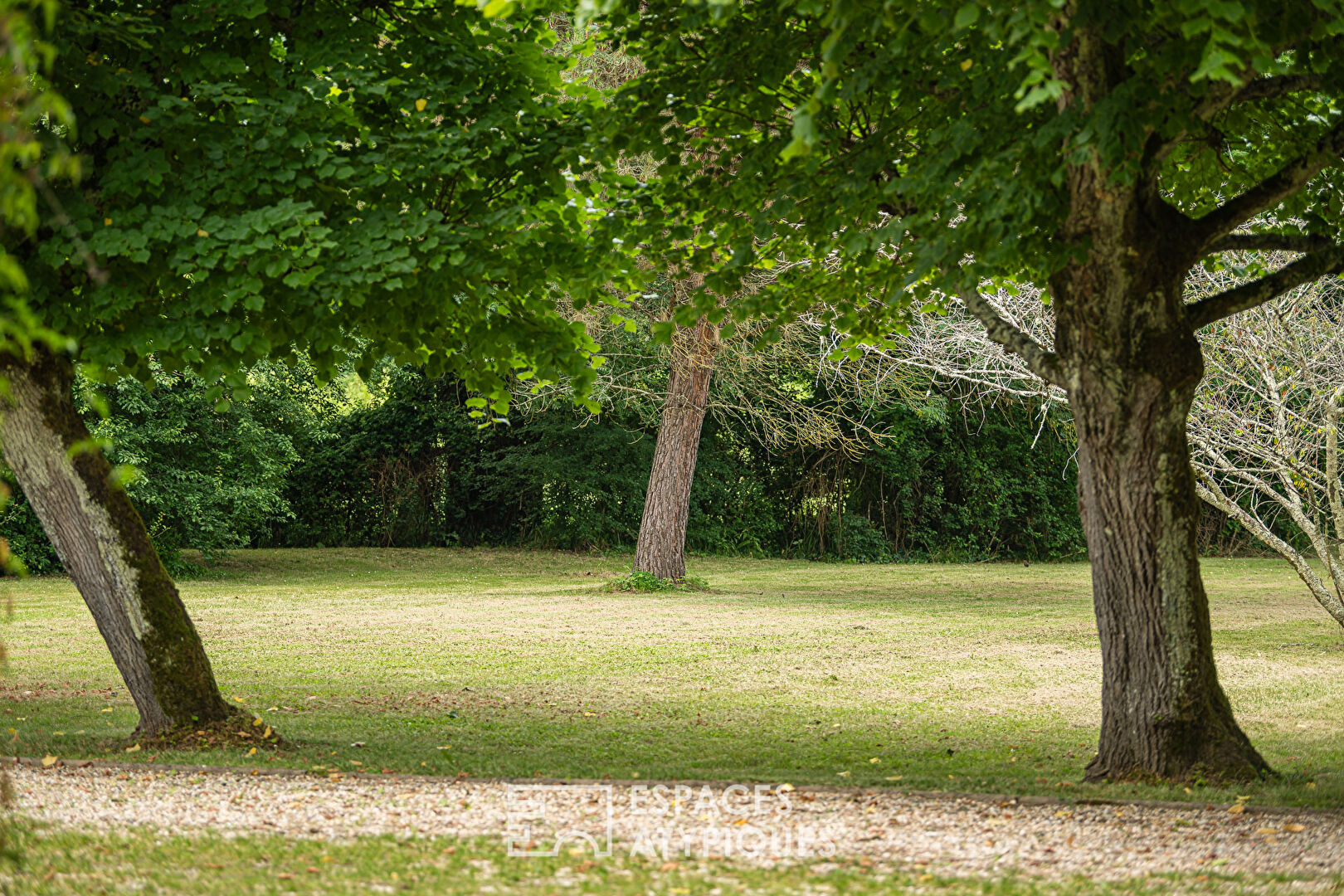 Ancien chai réhabilité en bord de Dordogne