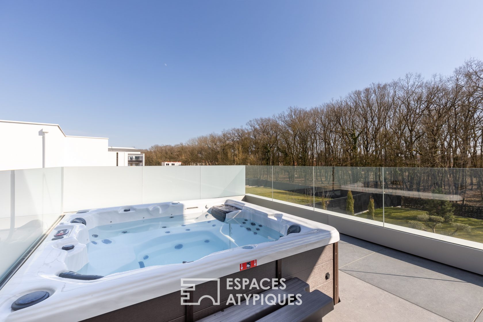 Prestigious contemporary villa with swimming pool on the golf course