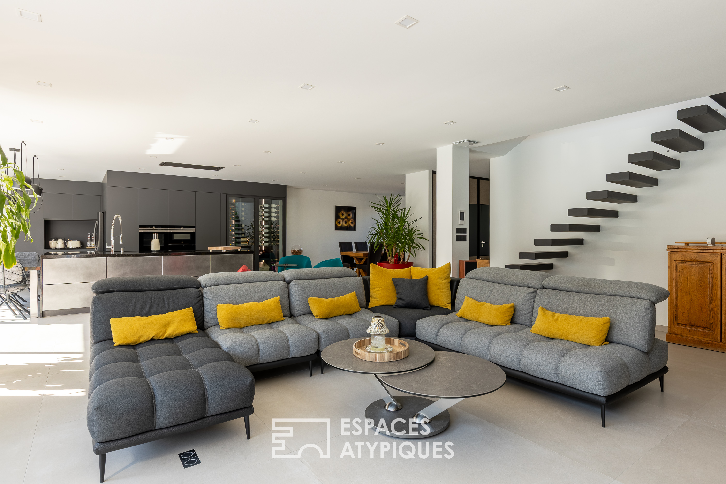 Prestigious contemporary villa with swimming pool on the golf course