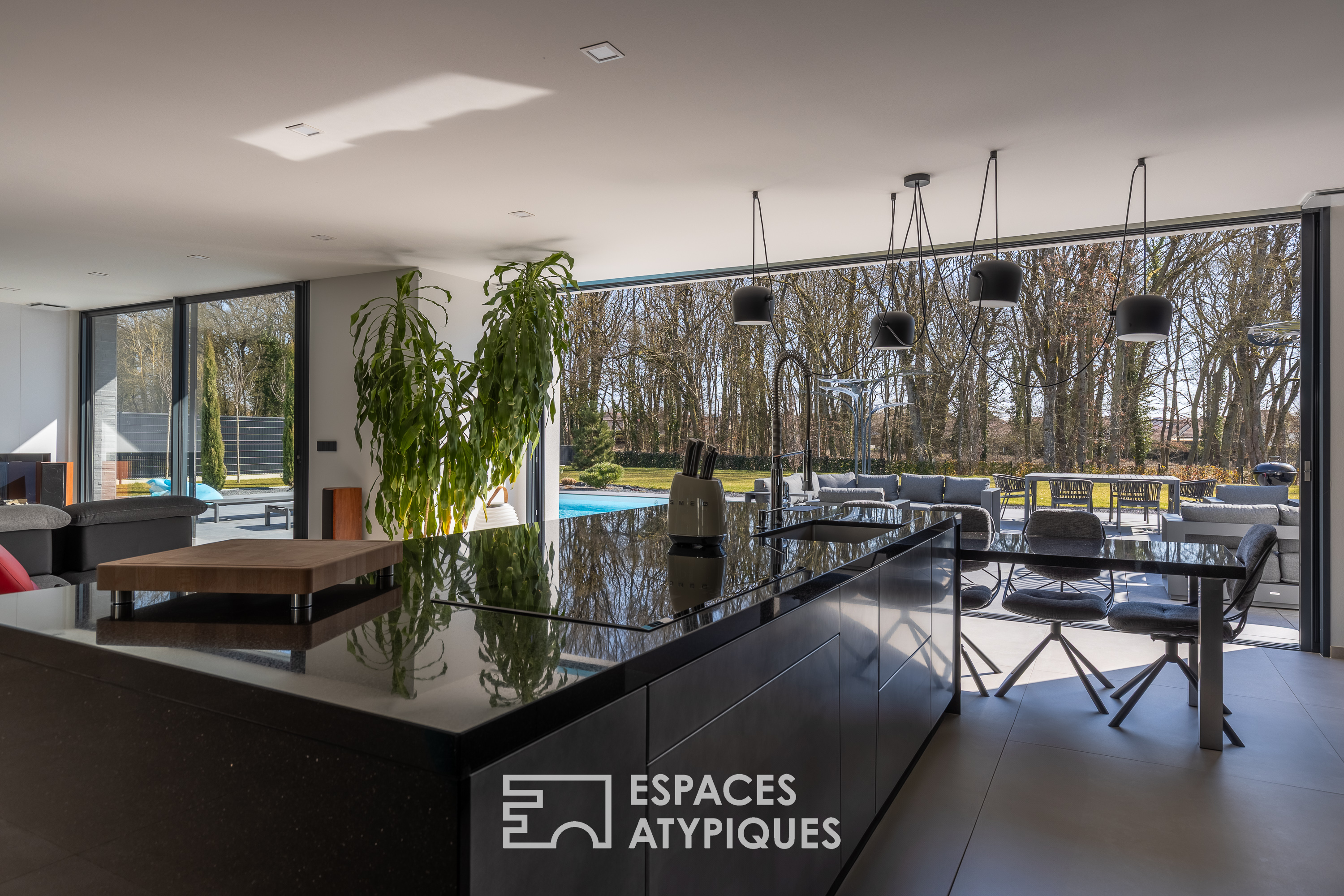 Prestigious contemporary villa with swimming pool on the golf course