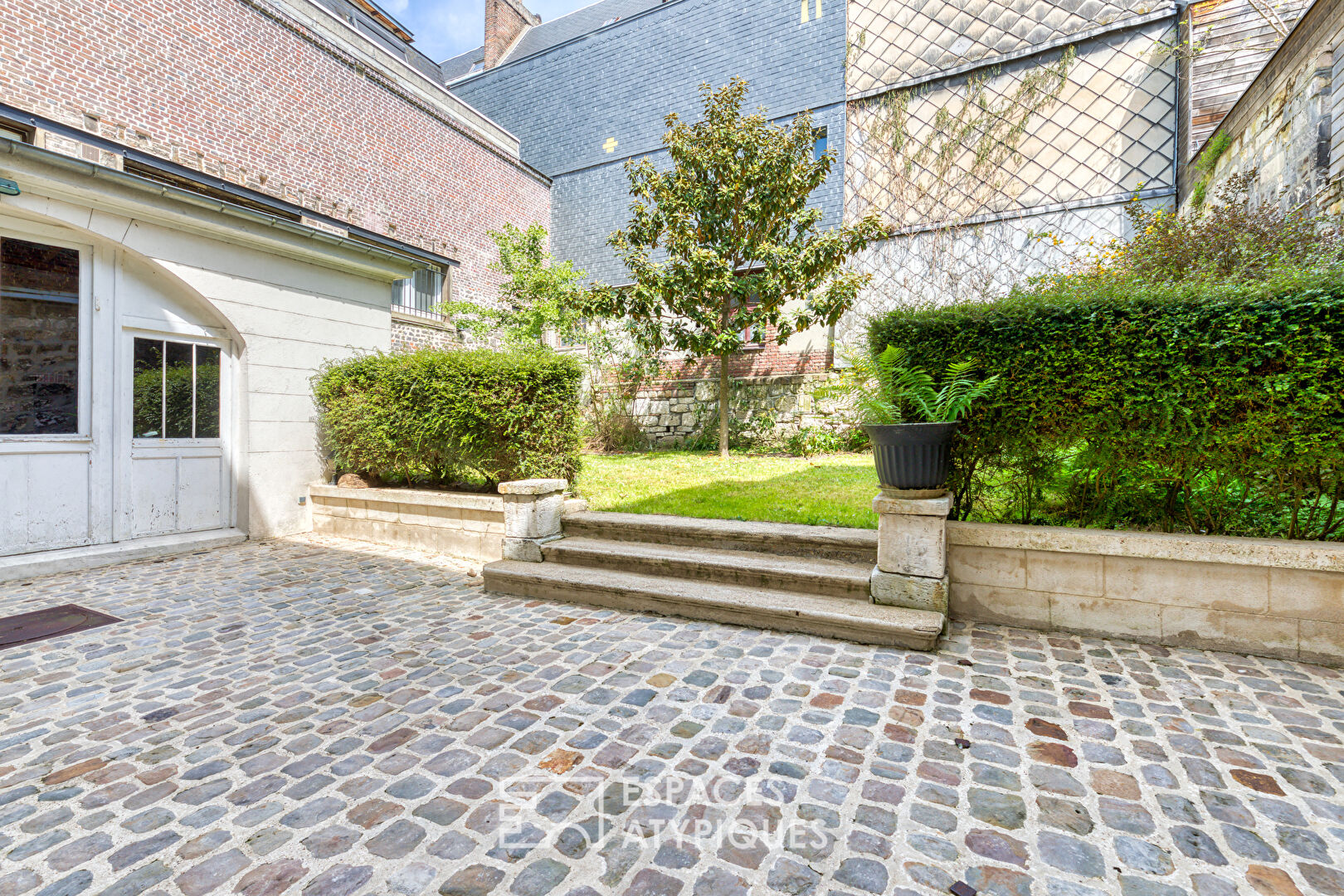 Mansion with Private Garden in the City Center