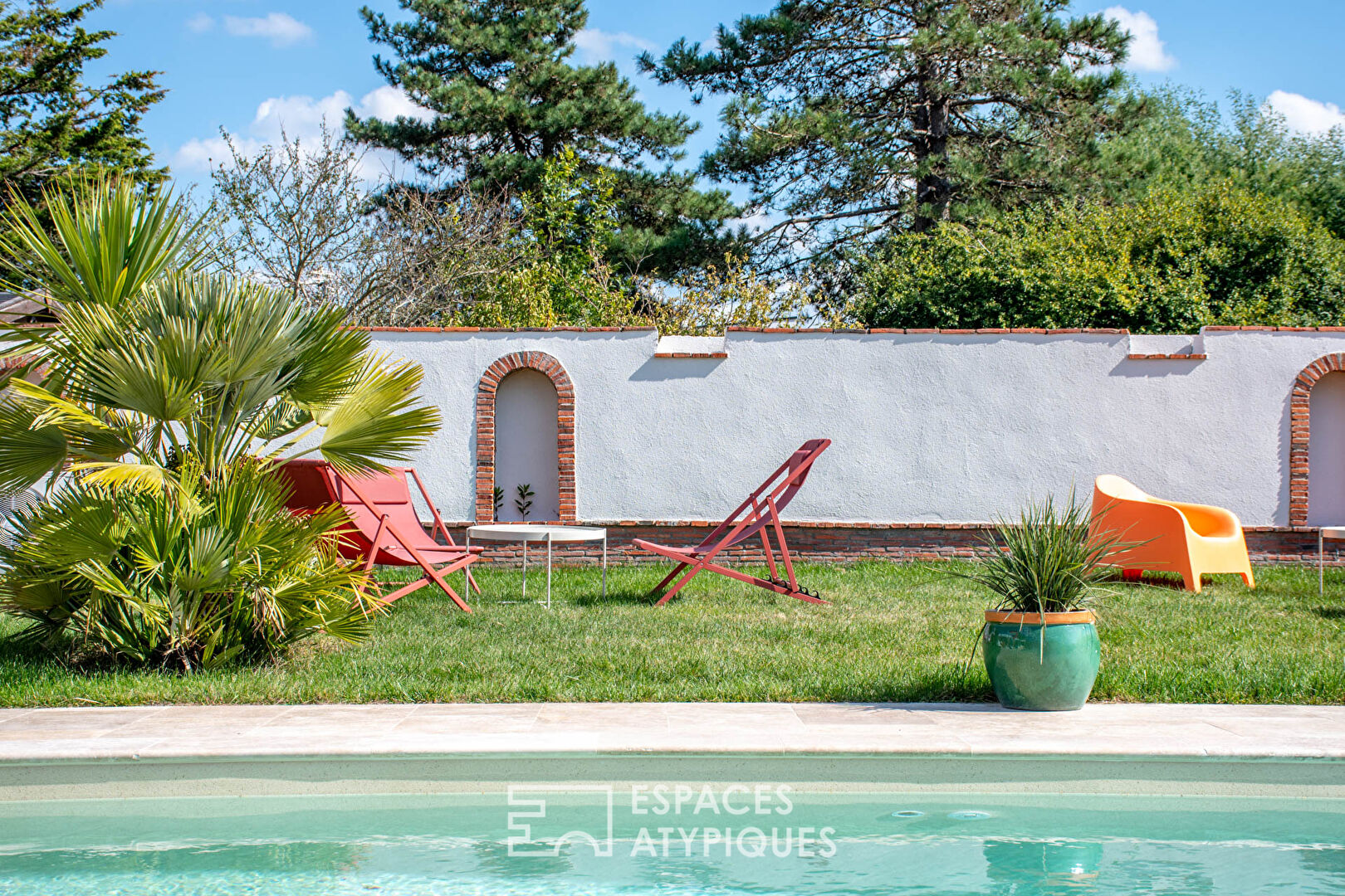 Villa familiale avec dépendances et piscine à débordement