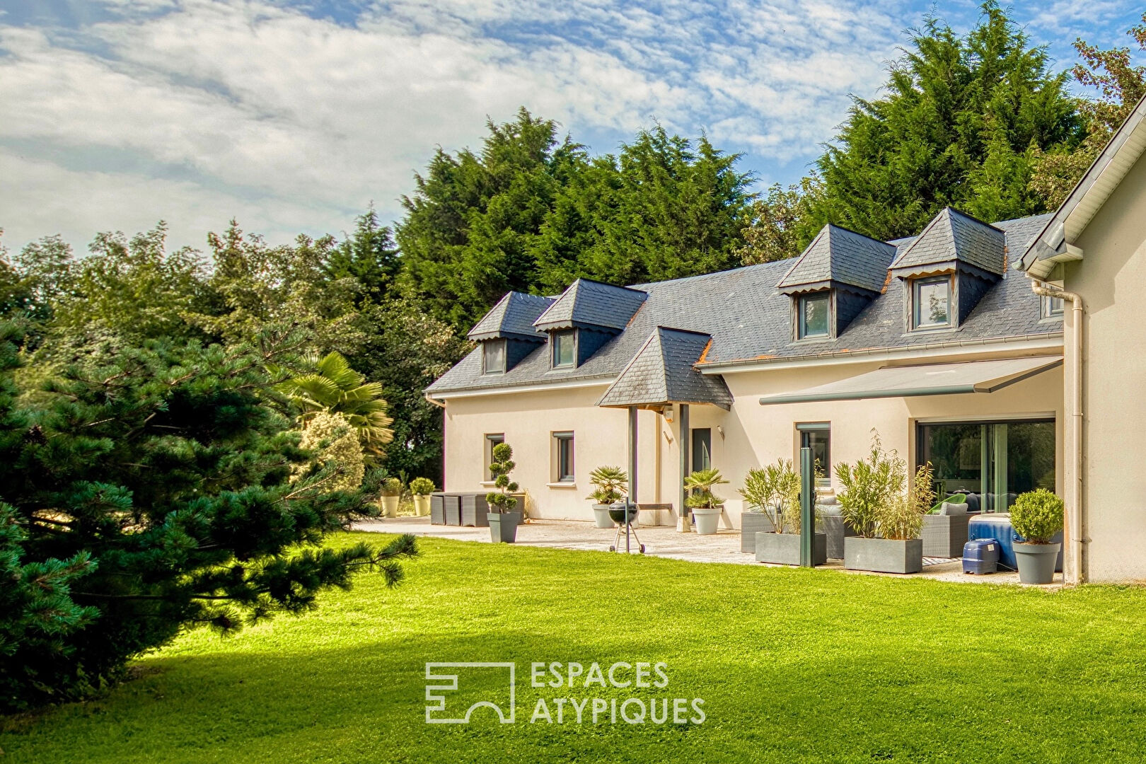 Propriété à la campagne, restructurée de manière contemporaine