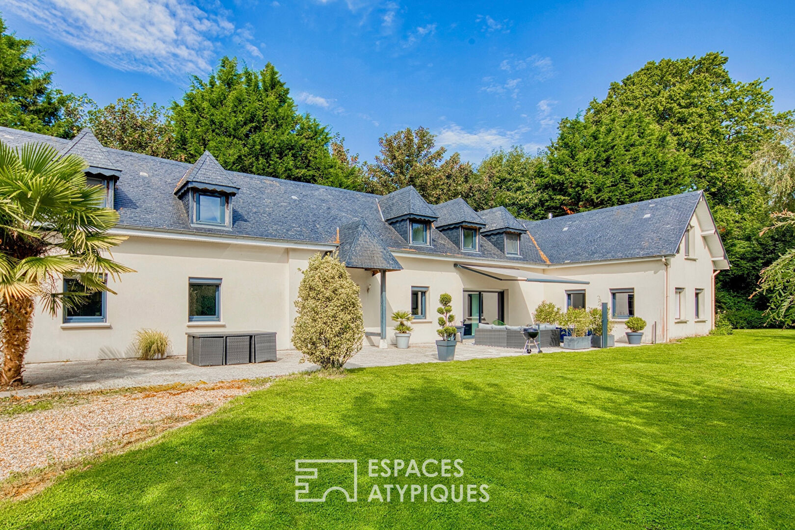 Propriété à la campagne, restructurée de manière contemporaine