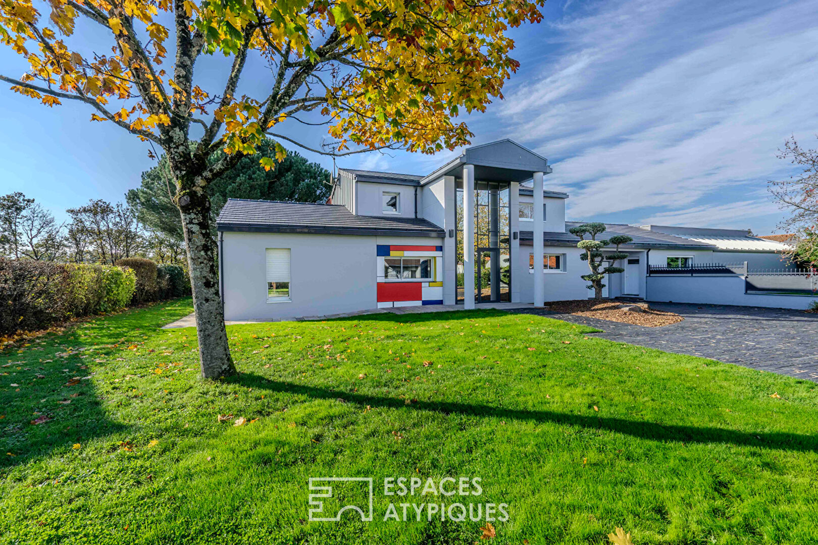 Villa contemporaine d’envergure et sa somptueuse piscine intérieure
