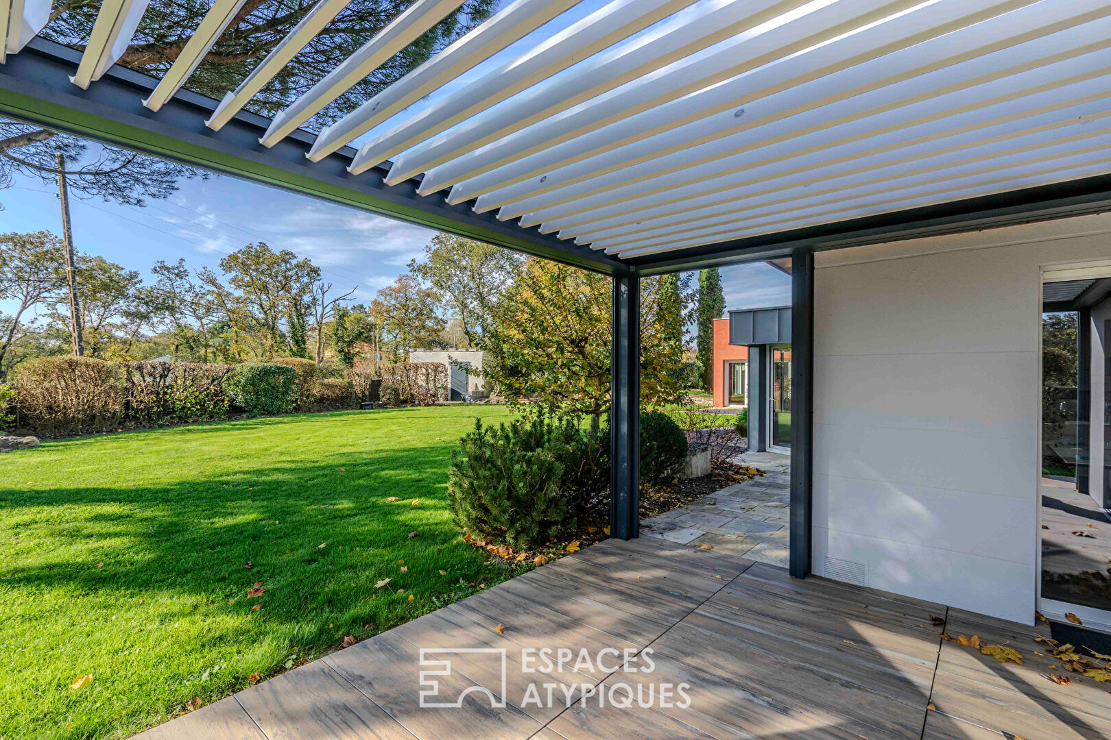 Villa contemporaine d’envergure et sa somptueuse piscine intérieure