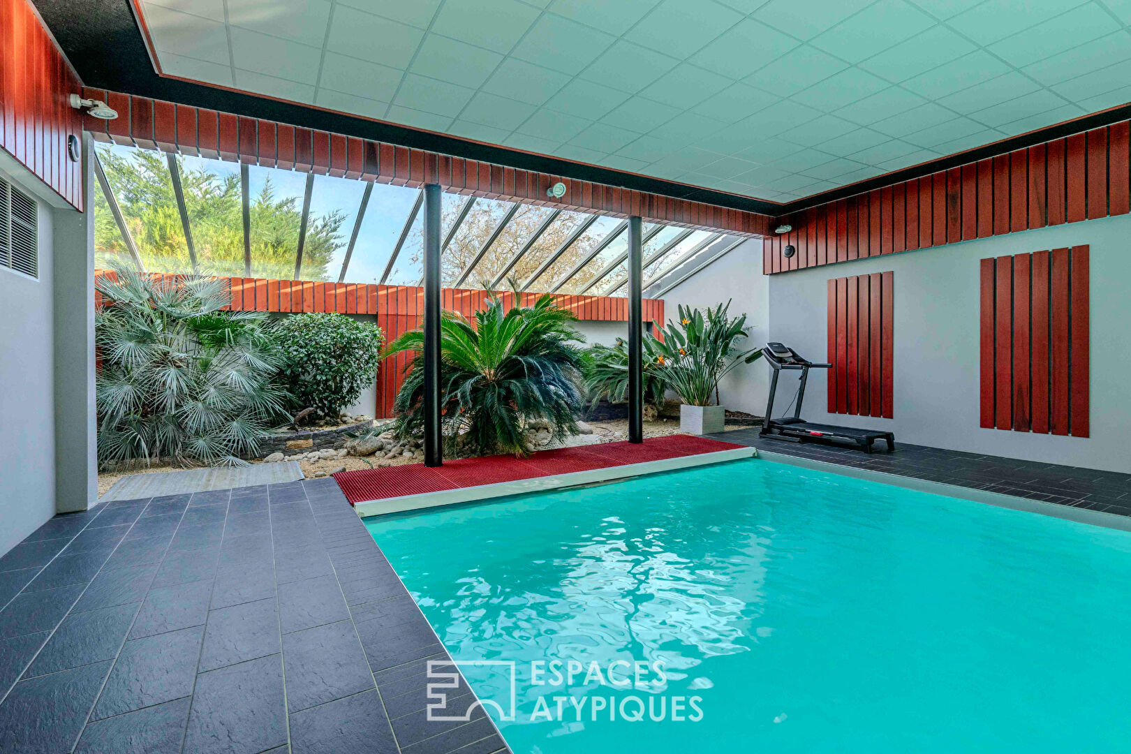 Villa contemporaine d’envergure et sa somptueuse piscine intérieure