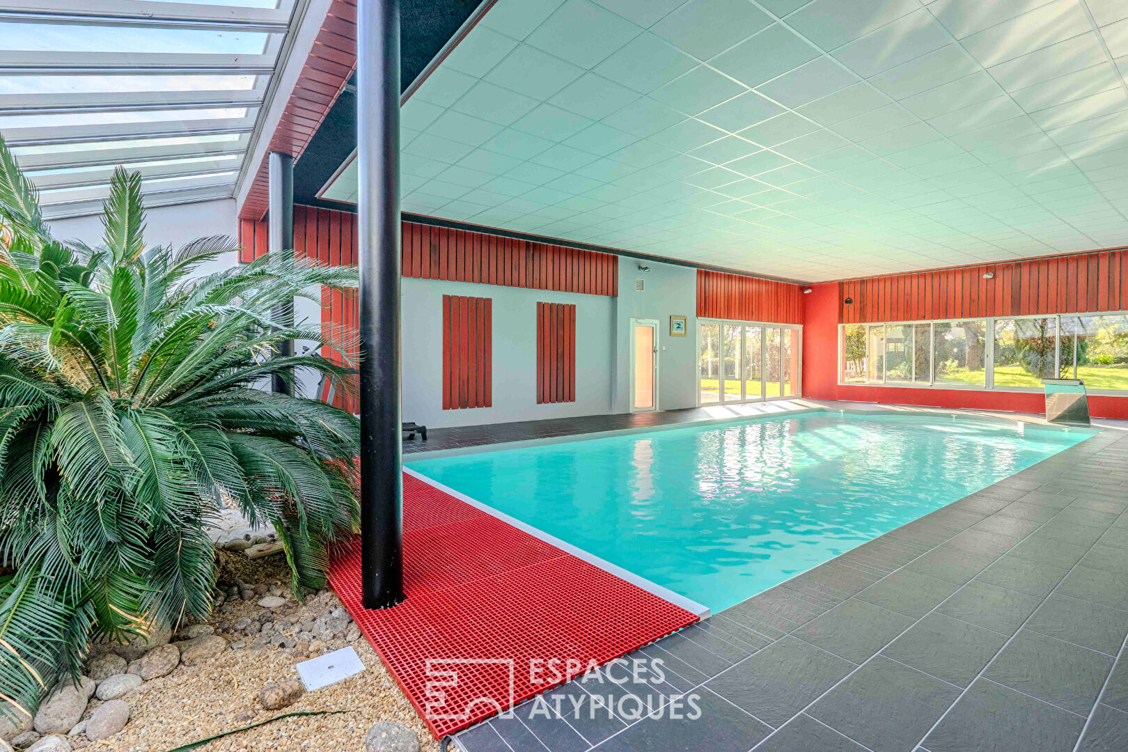Villa contemporaine d’envergure et sa somptueuse piscine intérieure