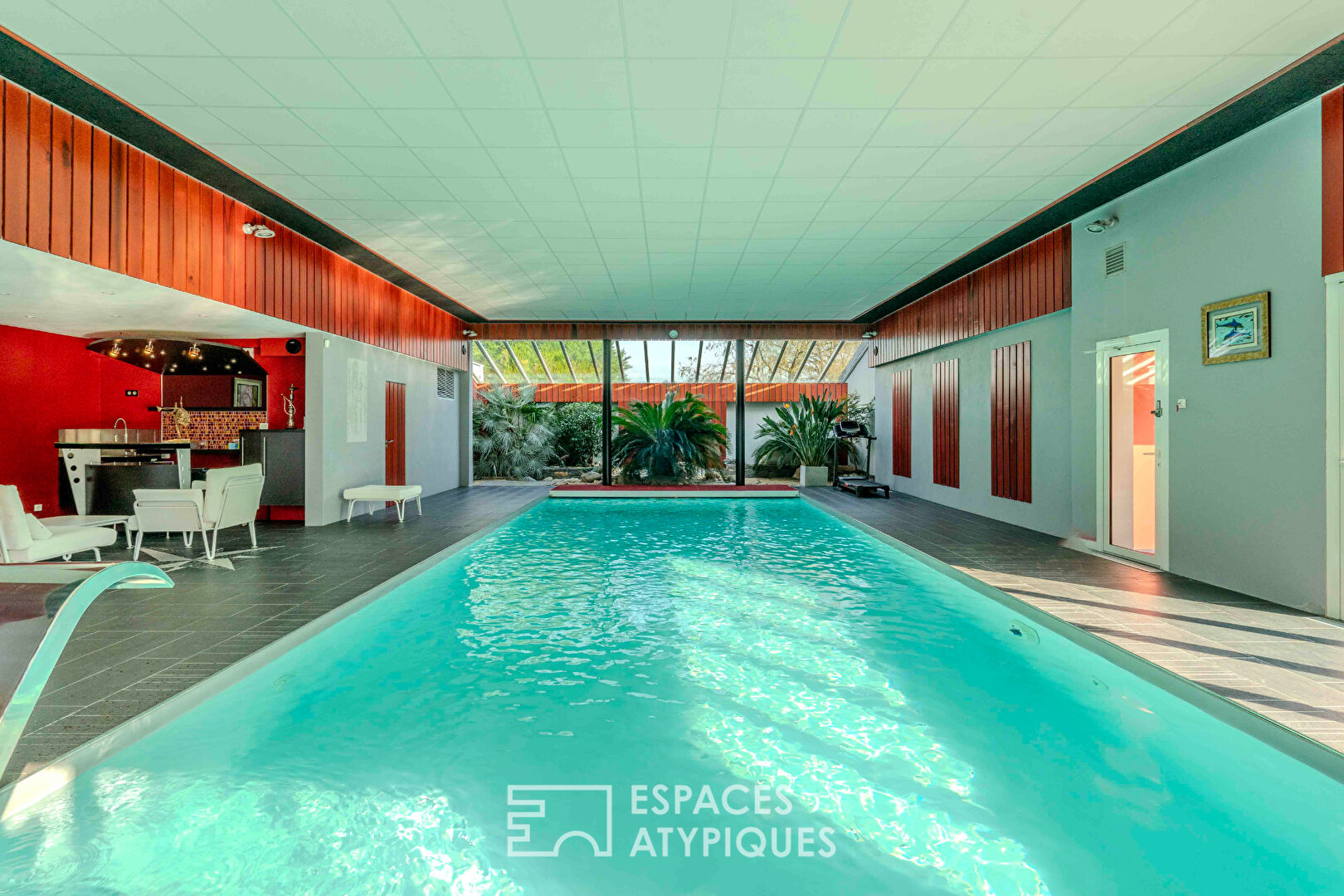 Villa contemporaine d’envergure et sa somptueuse piscine intérieure