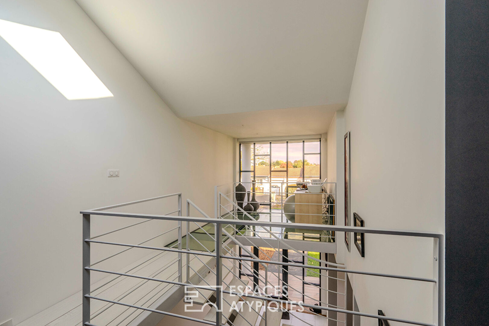 Villa contemporaine d’envergure et sa somptueuse piscine intérieure