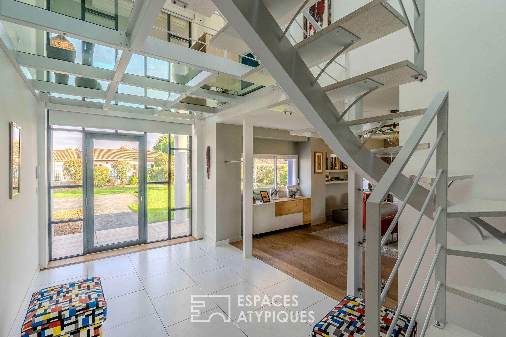 Villa contemporaine d’envergure et sa somptueuse piscine intérieure