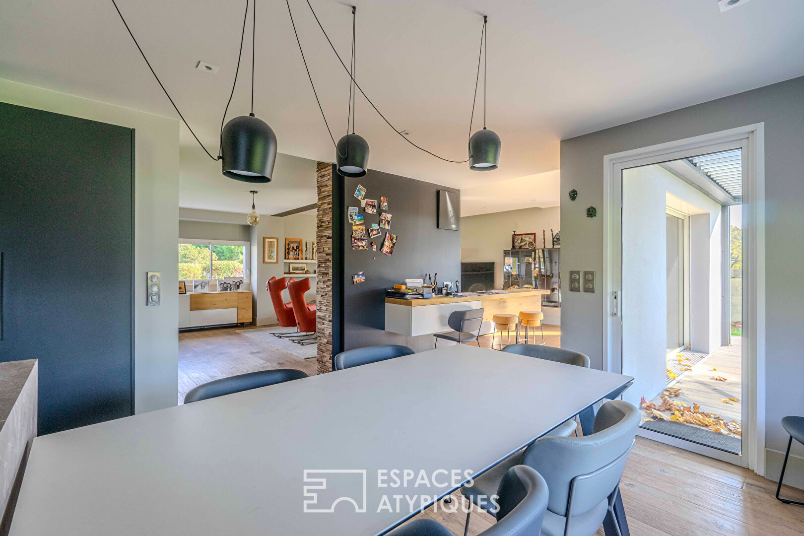 Villa contemporaine d’envergure et sa somptueuse piscine intérieure