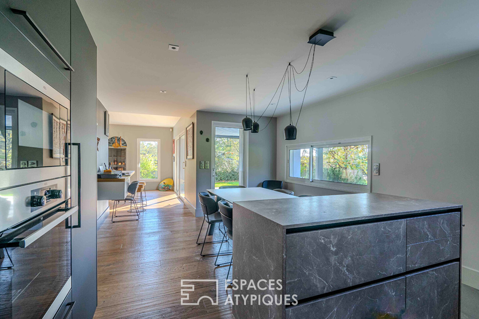 Villa contemporaine d’envergure et sa somptueuse piscine intérieure