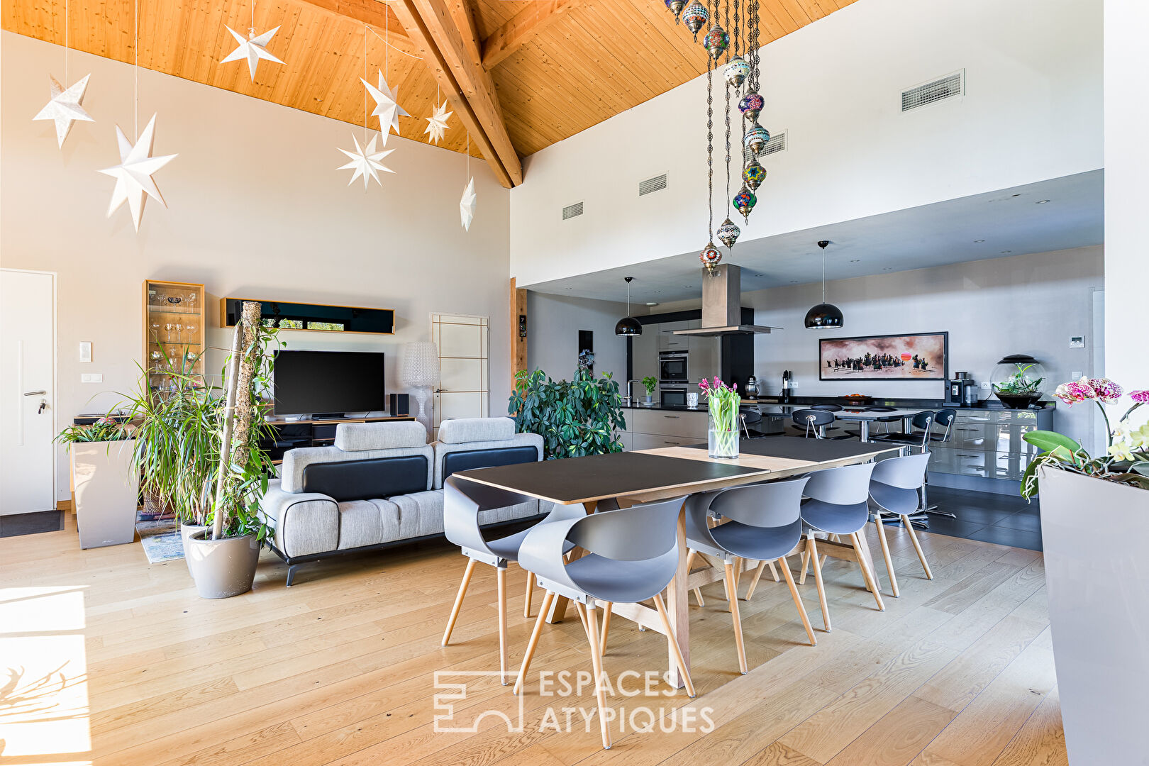 Contemporaine dans un écrin de verdure au Burgaud
