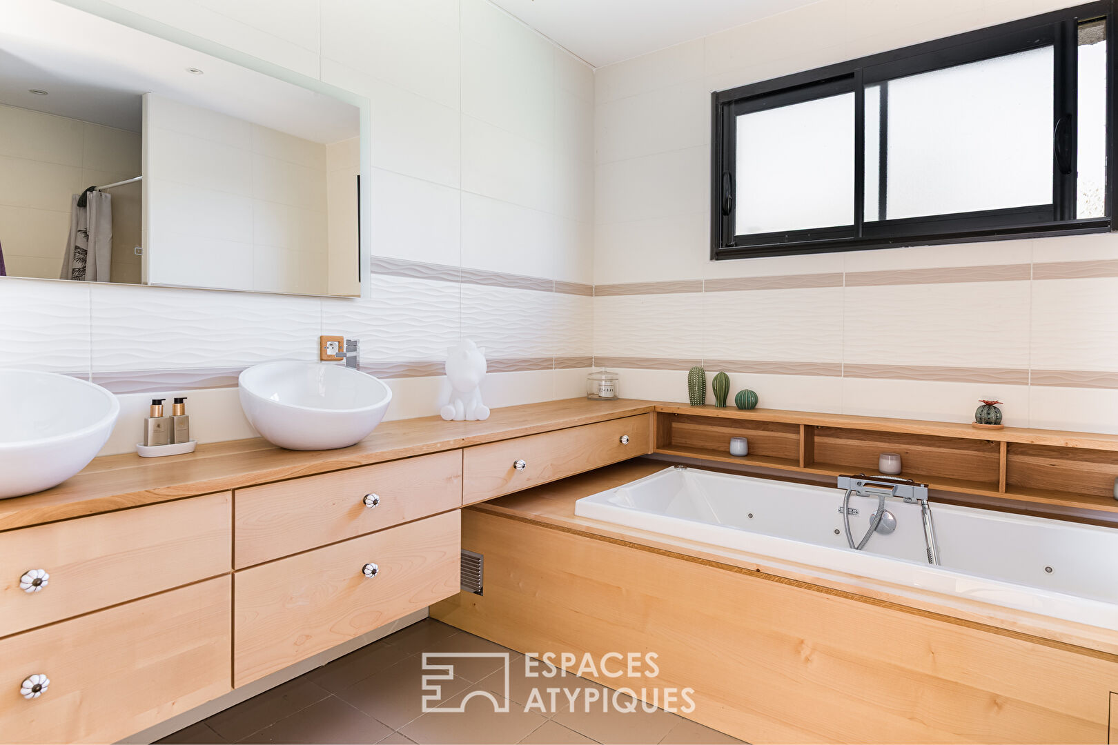Contemporaine dans un écrin de verdure au Burgaud