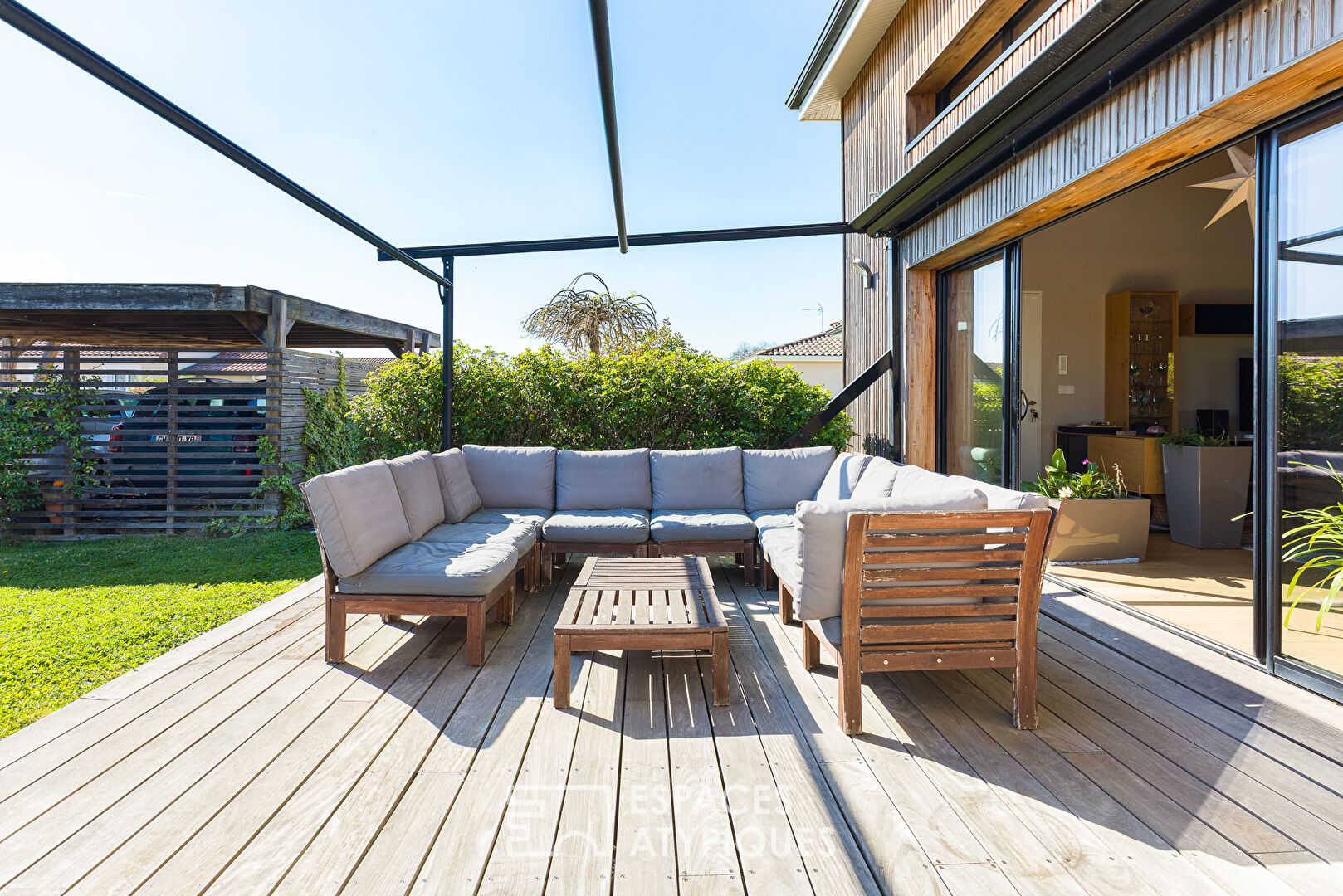 Contemporaine dans un écrin de verdure au Burgaud