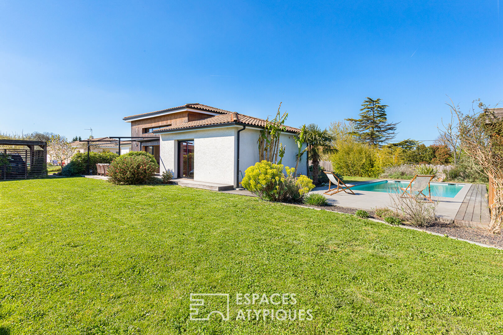 Contemporaine dans un écrin de verdure au Burgaud