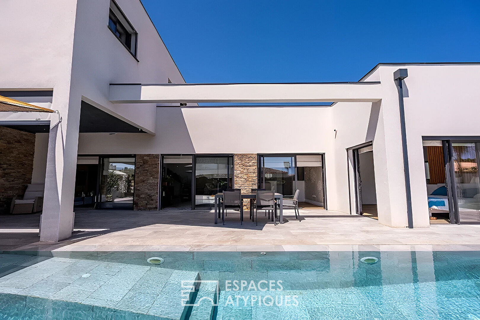 Villa d’architecte avec piscine miroir