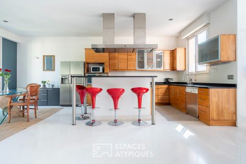 Maison d’architecte avec double garage et jardin