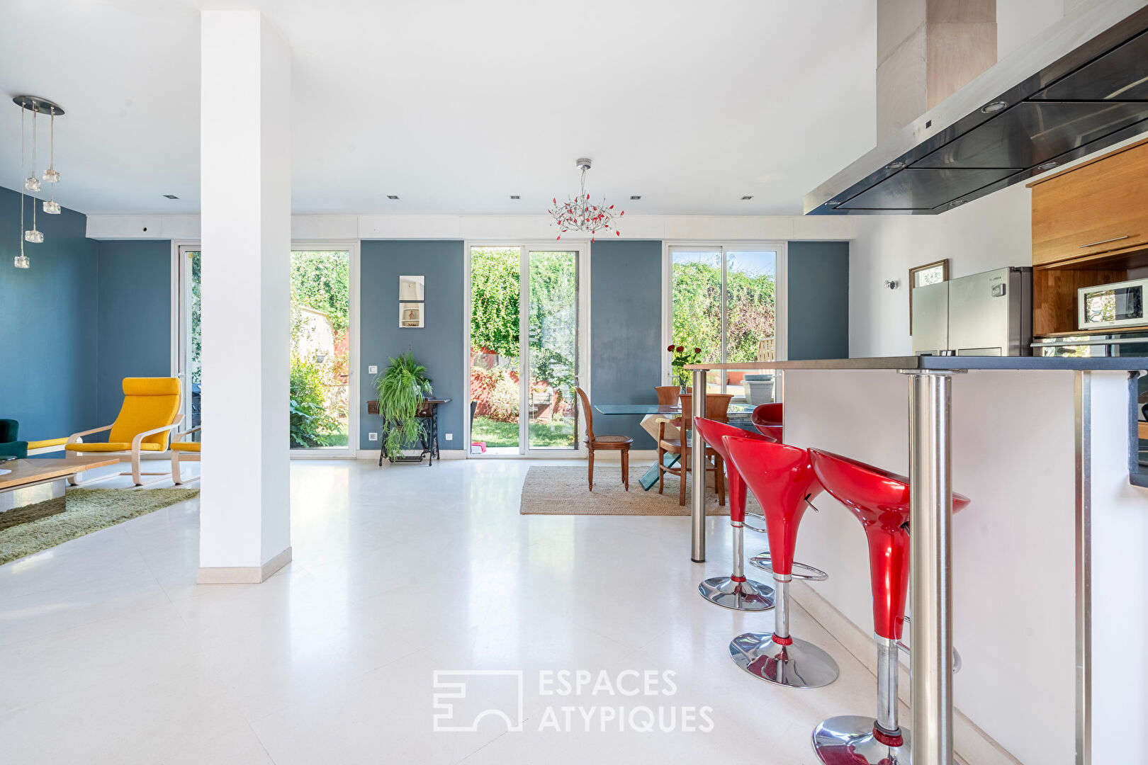 Maison d’architecte avec double garage et jardin