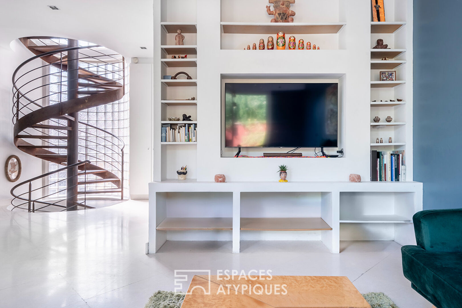 Maison d’architecte avec double garage et jardin