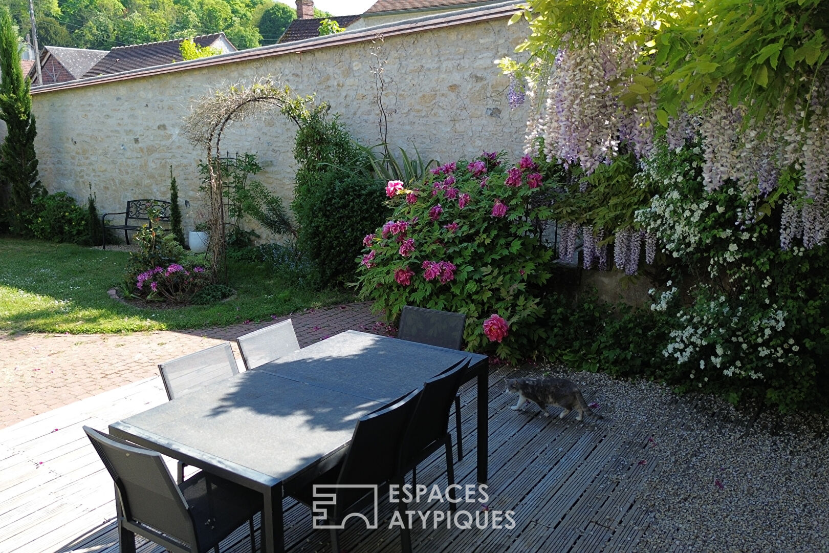 Majestic mansion and long-term rental income in the historic heart of Maule