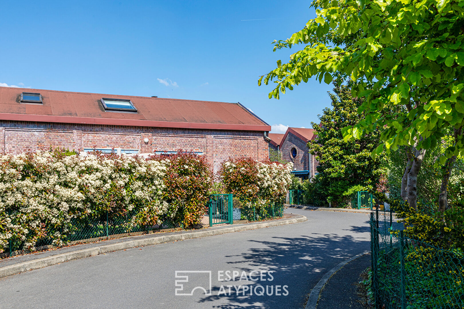 Loft industriel dans résidence sécurisée avec piscine et tennis