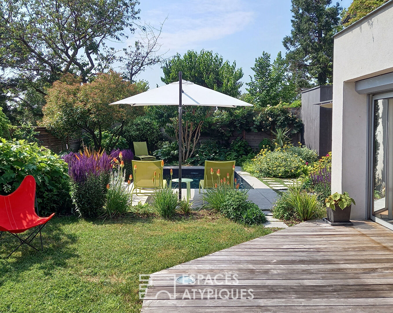 Seventies-style flat-roofed house with swimming pool in Saint-Rambert-le-Haut