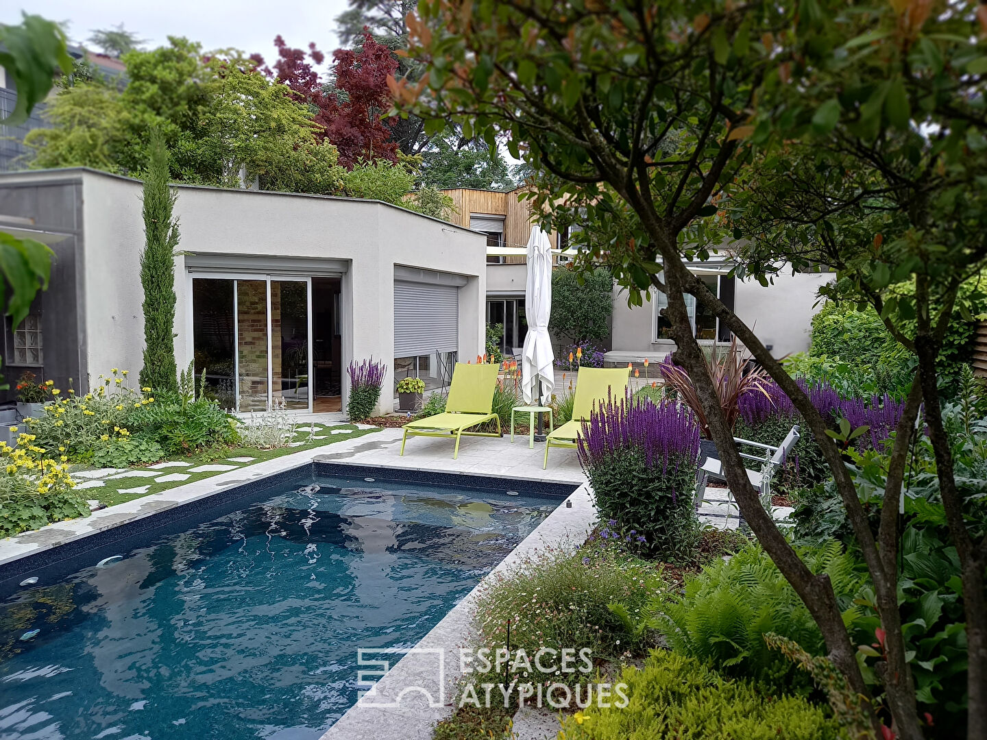 Seventies-style flat-roofed house with swimming pool in Saint-Rambert-le-Haut