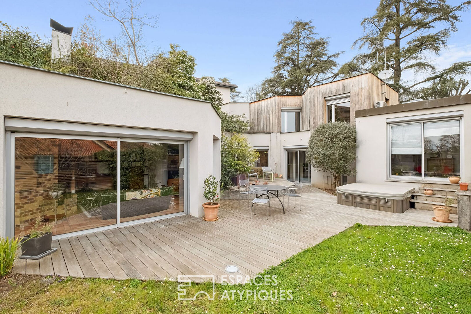 Seventies-style flat-roofed house with swimming pool in Saint-Rambert-le-Haut
