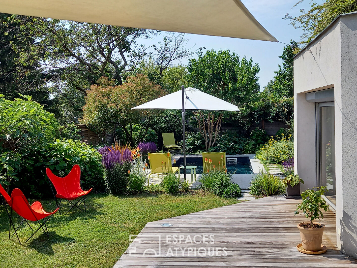 Seventies-style flat-roofed house with swimming pool in Saint-Rambert-le-Haut