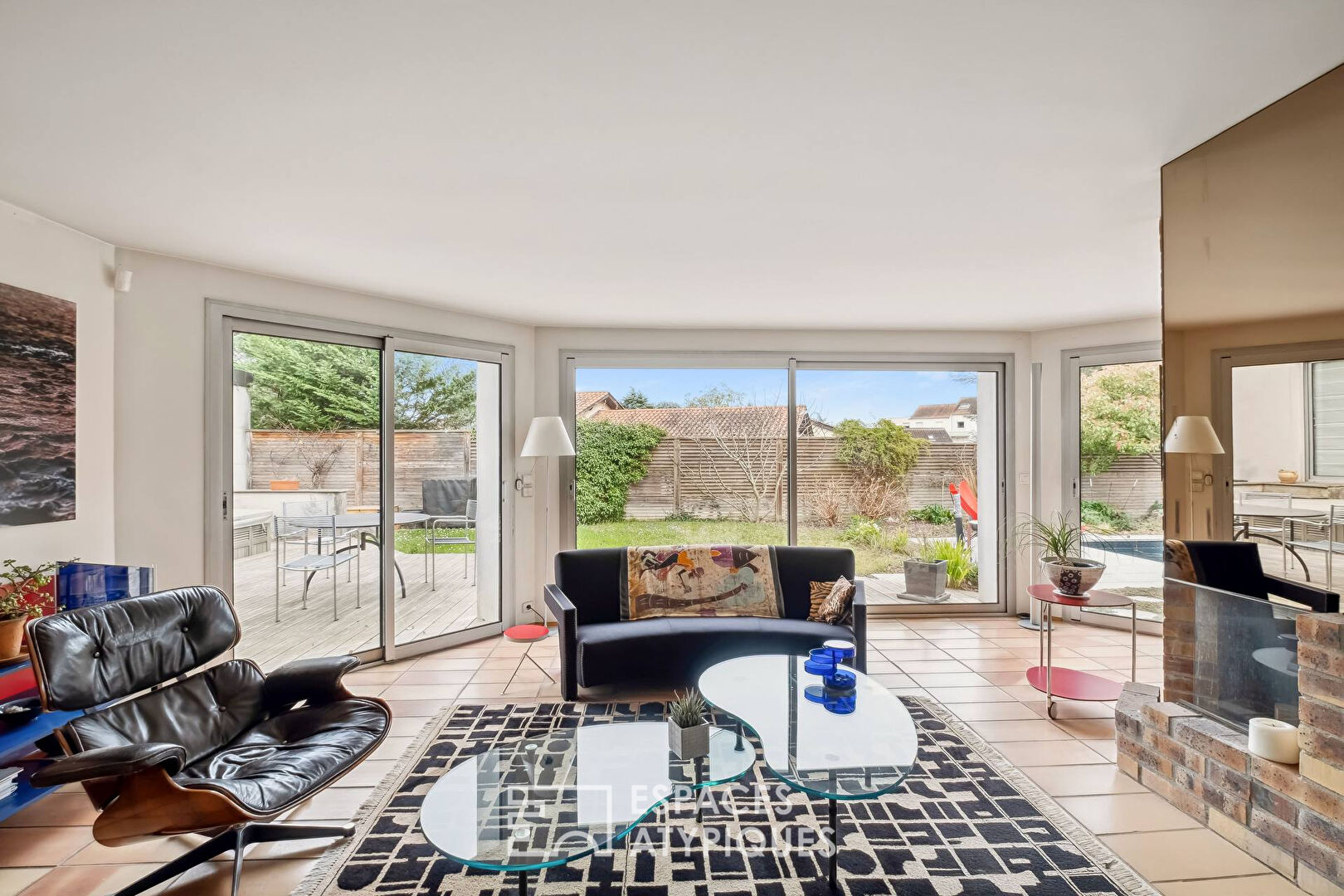 Seventies-style flat-roofed house with swimming pool in Saint-Rambert-le-Haut