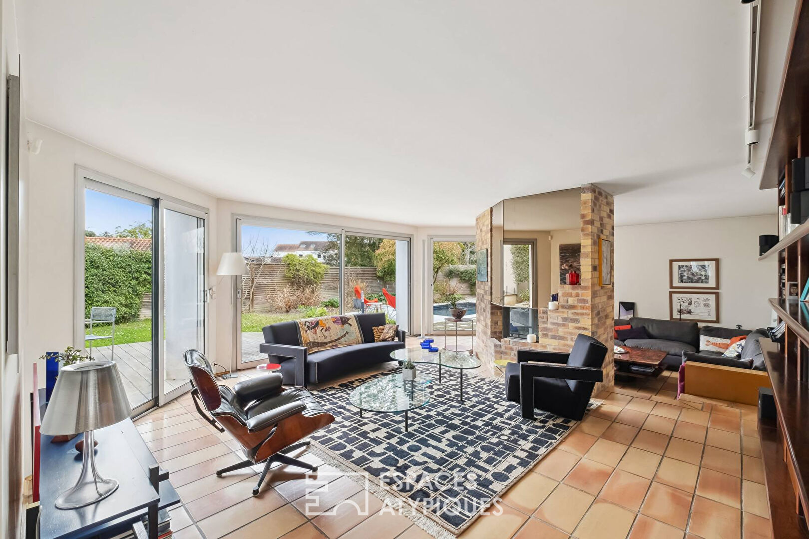 Seventies-style flat-roofed house with swimming pool in Saint-Rambert-le-Haut