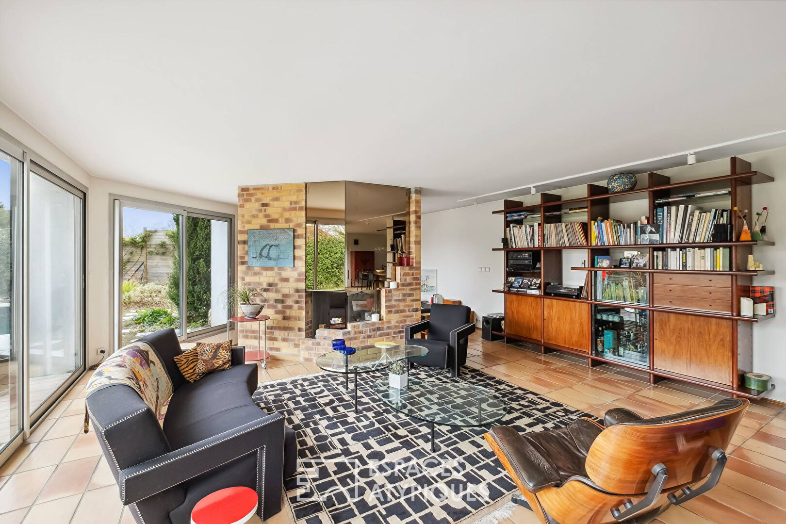 Seventies-style flat-roofed house with swimming pool in Saint-Rambert-le-Haut