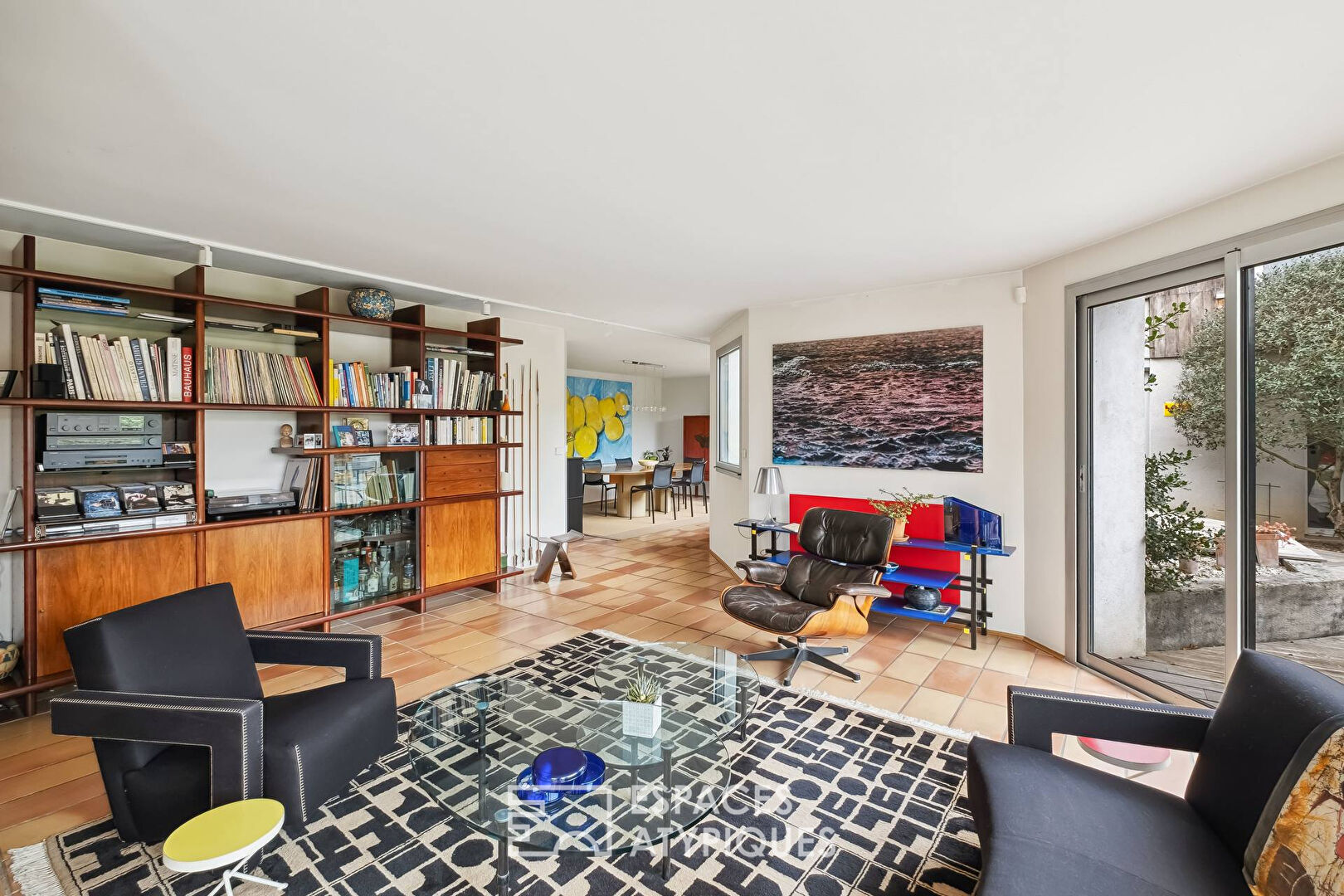 Seventies-style flat-roofed house with swimming pool in Saint-Rambert-le-Haut