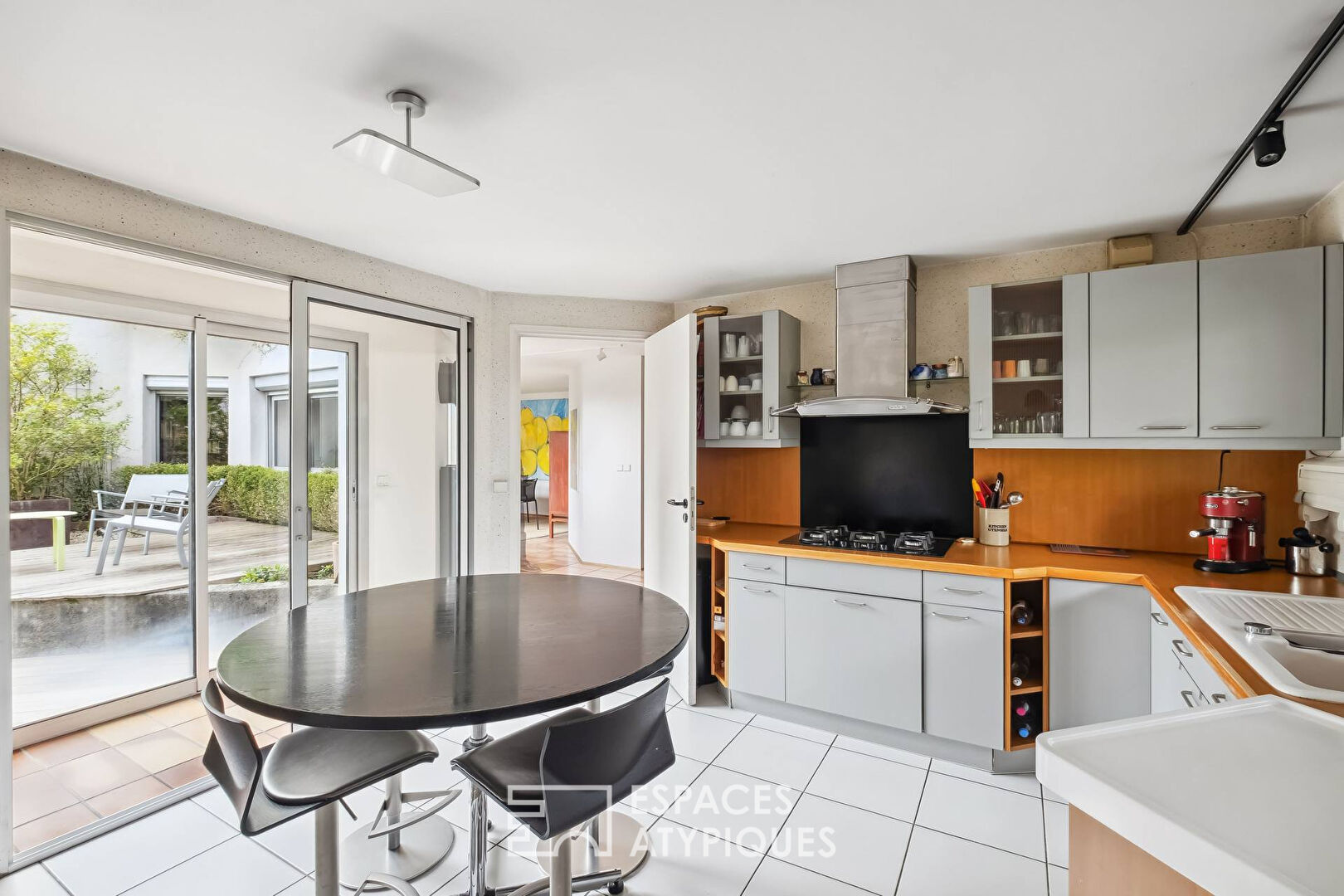 Seventies-style flat-roofed house with swimming pool in Saint-Rambert-le-Haut