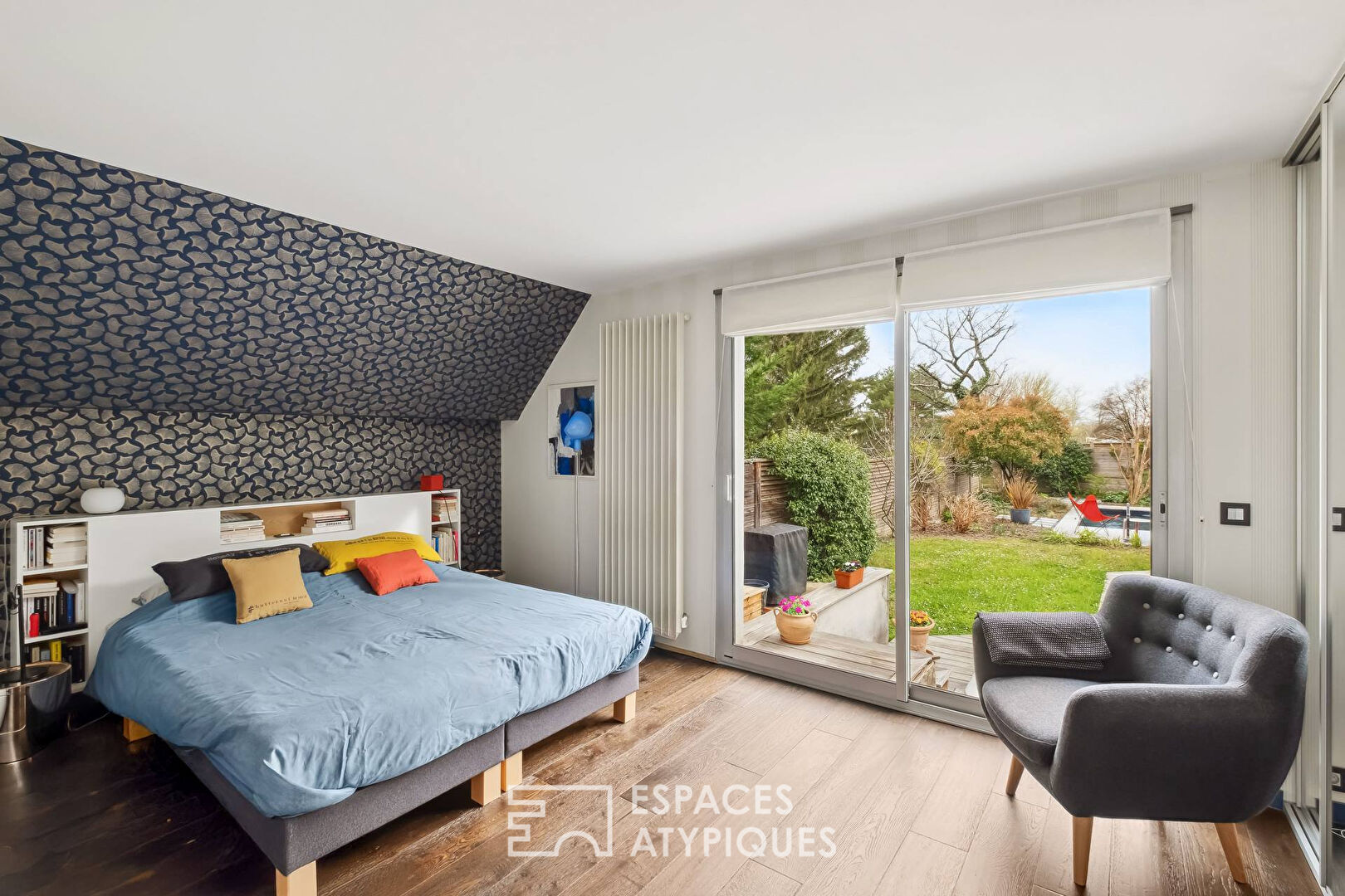 Seventies-style flat-roofed house with swimming pool in Saint-Rambert-le-Haut