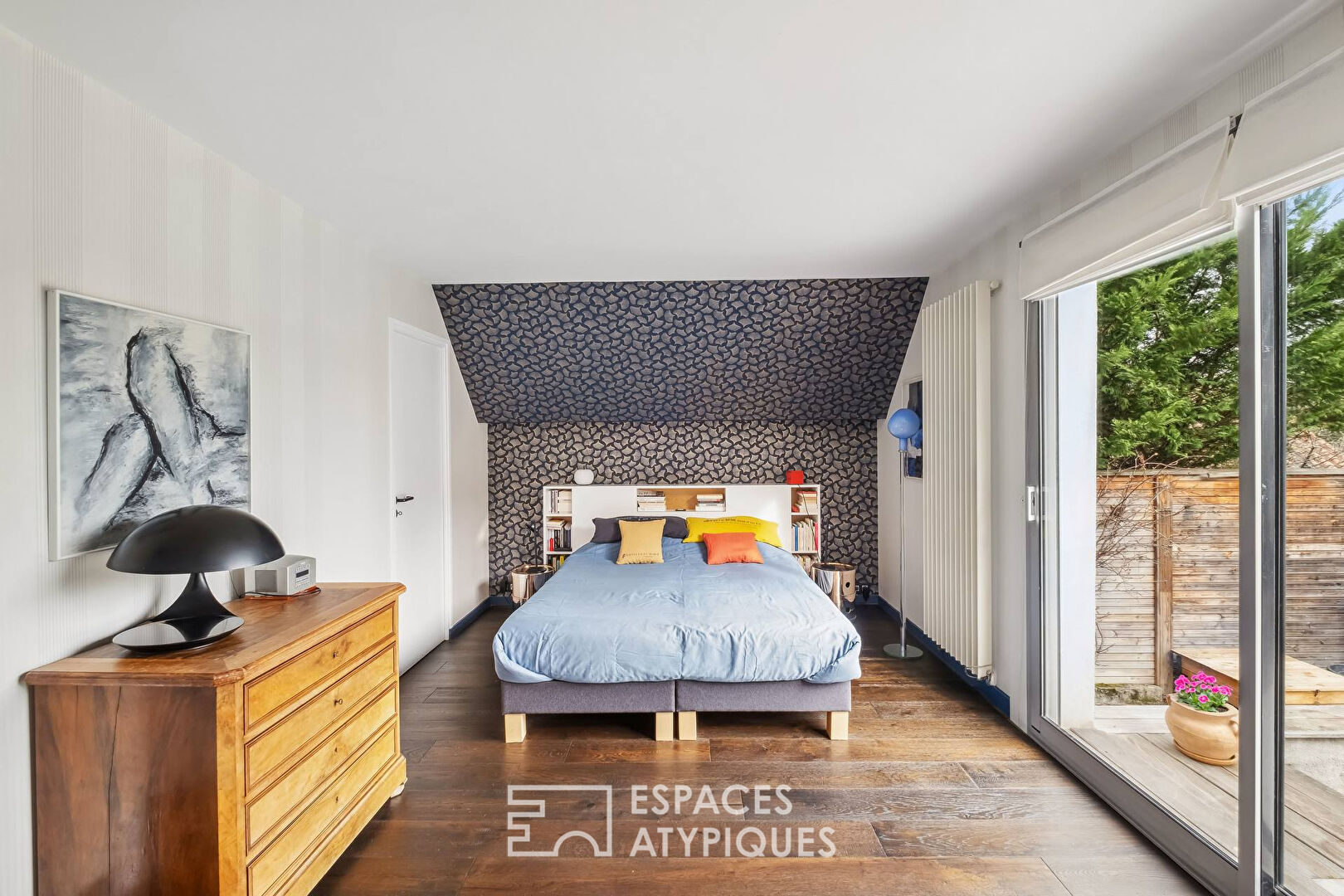 Seventies-style flat-roofed house with swimming pool in Saint-Rambert-le-Haut