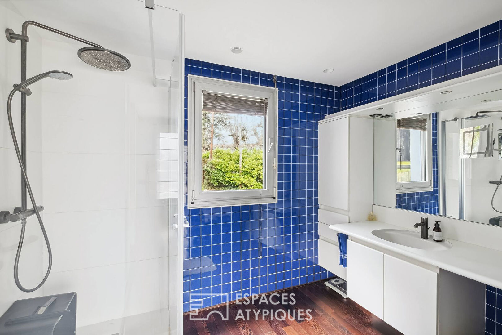 Seventies-style flat-roofed house with swimming pool in Saint-Rambert-le-Haut