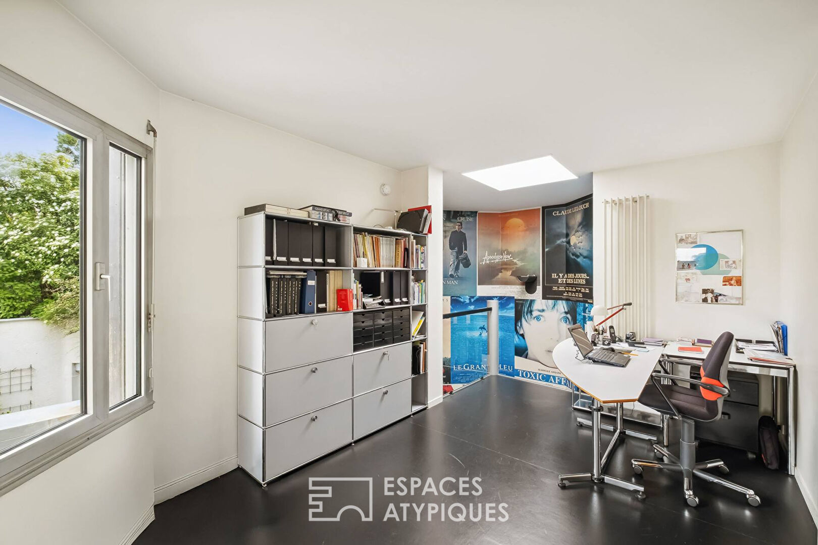 Seventies-style flat-roofed house with swimming pool in Saint-Rambert-le-Haut