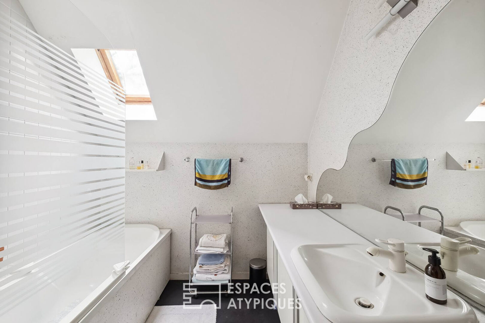Seventies-style flat-roofed house with swimming pool in Saint-Rambert-le-Haut