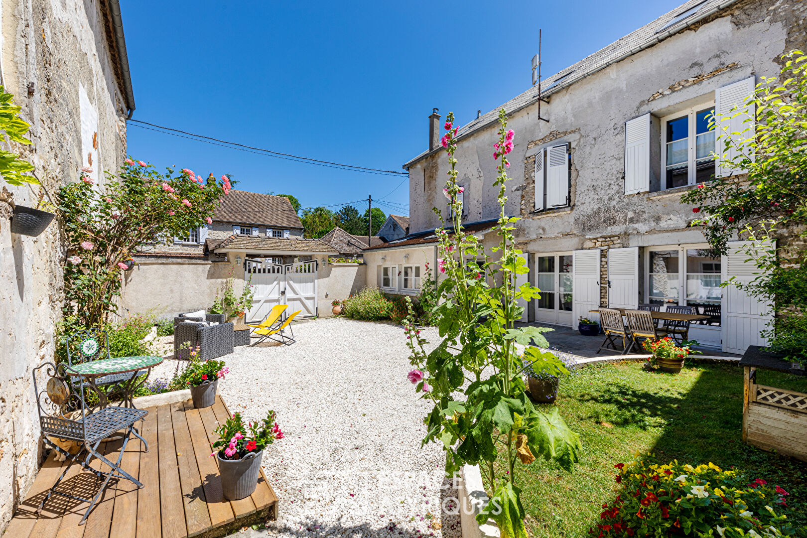 Magnifique maison de ville, entièrement rénovée, cave voûtée et grange