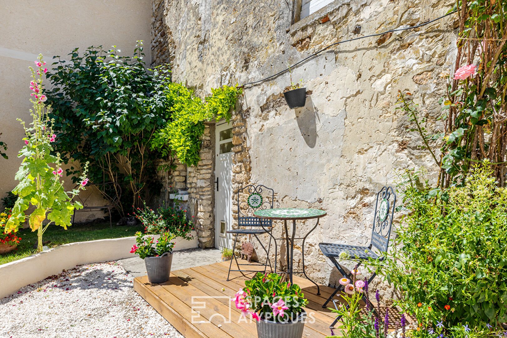 Magnifique maison de ville, entièrement rénovée, cave voûtée et grange