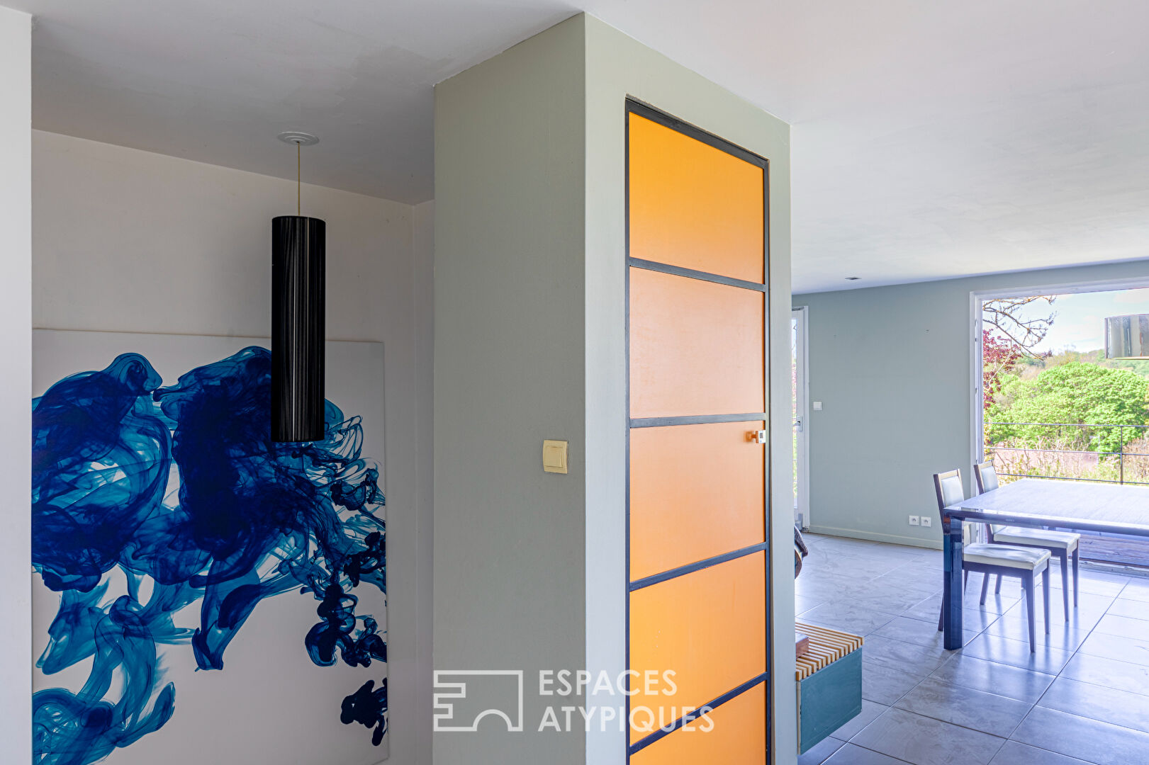 À Presles : Maison d’architecte baignée de lumière, avec piscine et vue suspendue sur la vallée