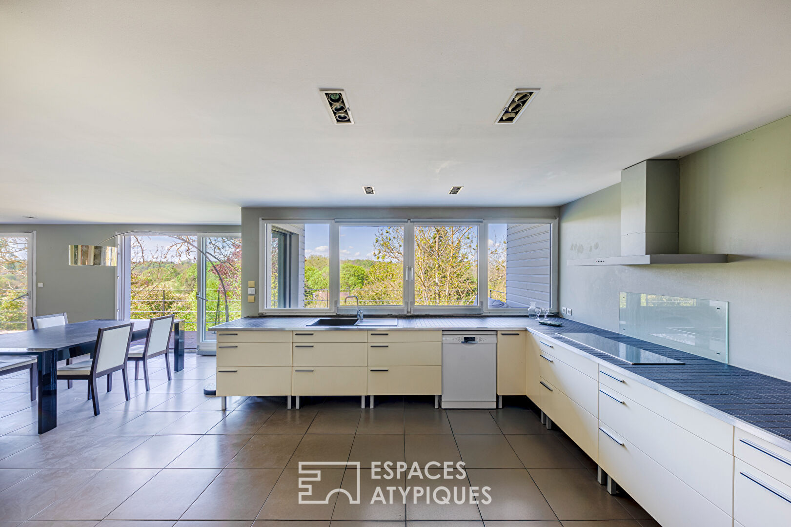 À Presles : Maison d’architecte baignée de lumière, avec piscine et vue suspendue sur la vallée