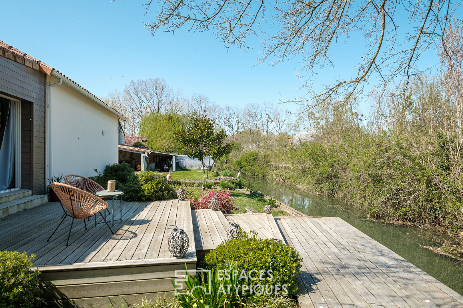Maison familiale avec son ponton privé sur la Sèvre Niortaise