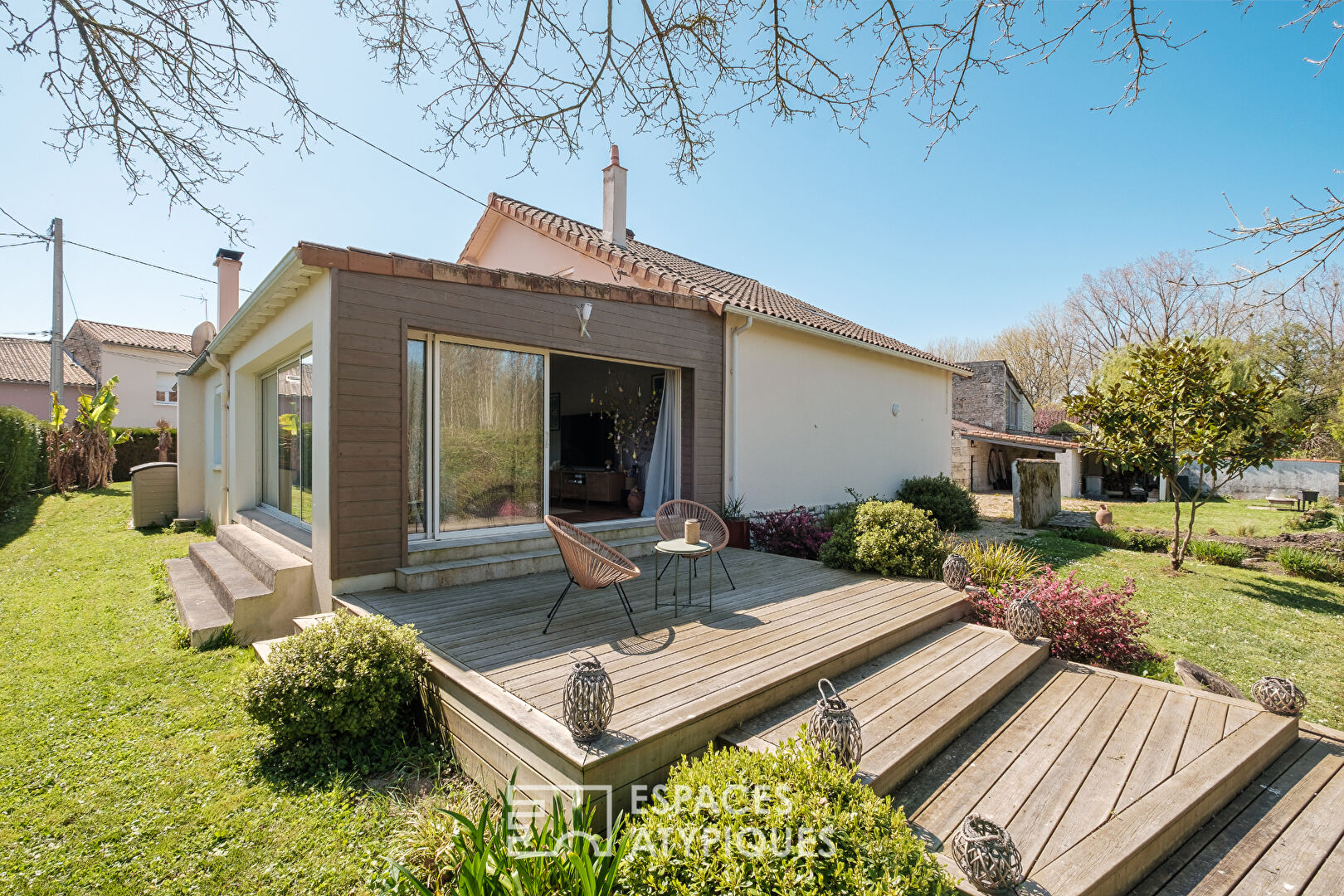 Maison familiale avec son ponton privé sur la Sèvre Niortaise