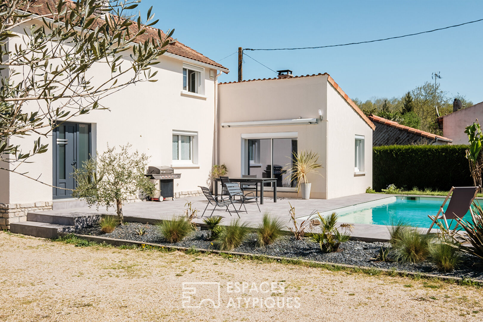 Maison familiale avec son ponton privé sur la Sèvre Niortaise